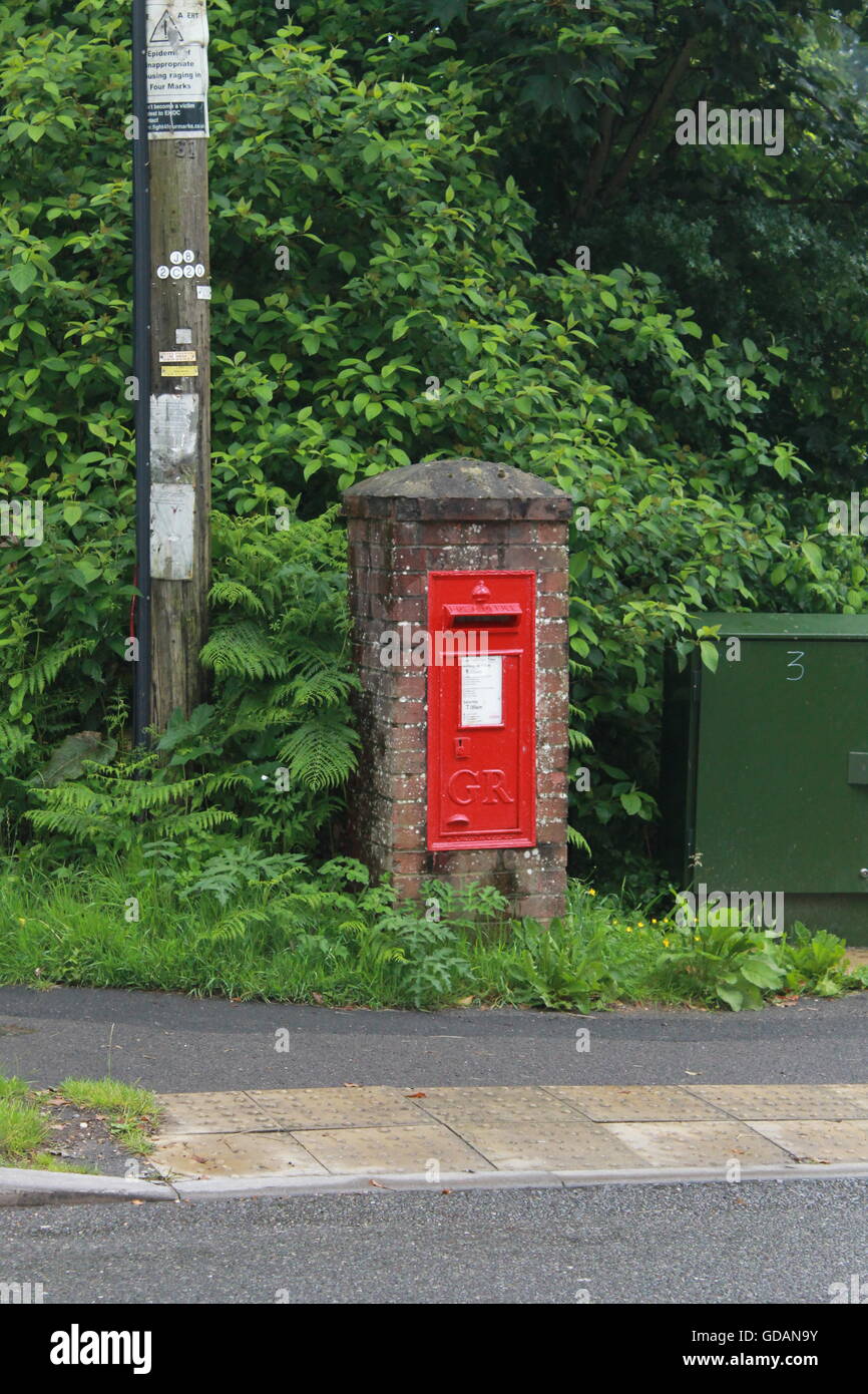 Red post box, UK, quattro marchi, Hampshire, Ufficio Postale, prima classe timbro, seconda classe timbro, icona culturale britannico Foto Stock