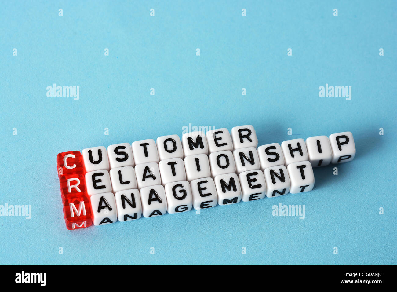 Consumatore CRM Relationship Management su cubetti , acronimo di definizione su Blu Foto Stock