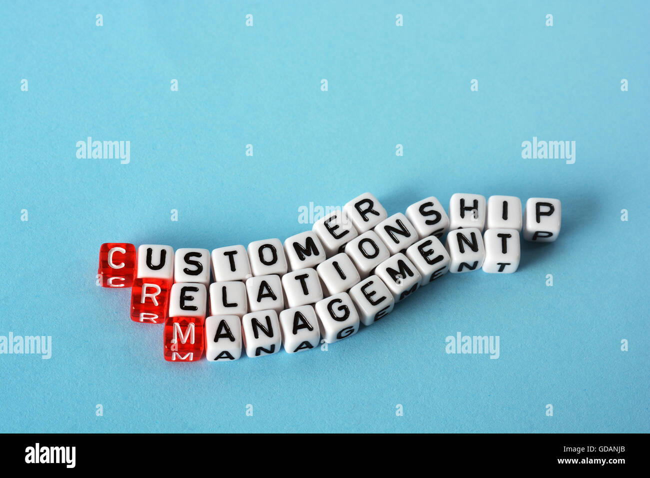 Consumatore CRM Relationship Management su cubetti , acronimo di definizione su Blu Foto Stock