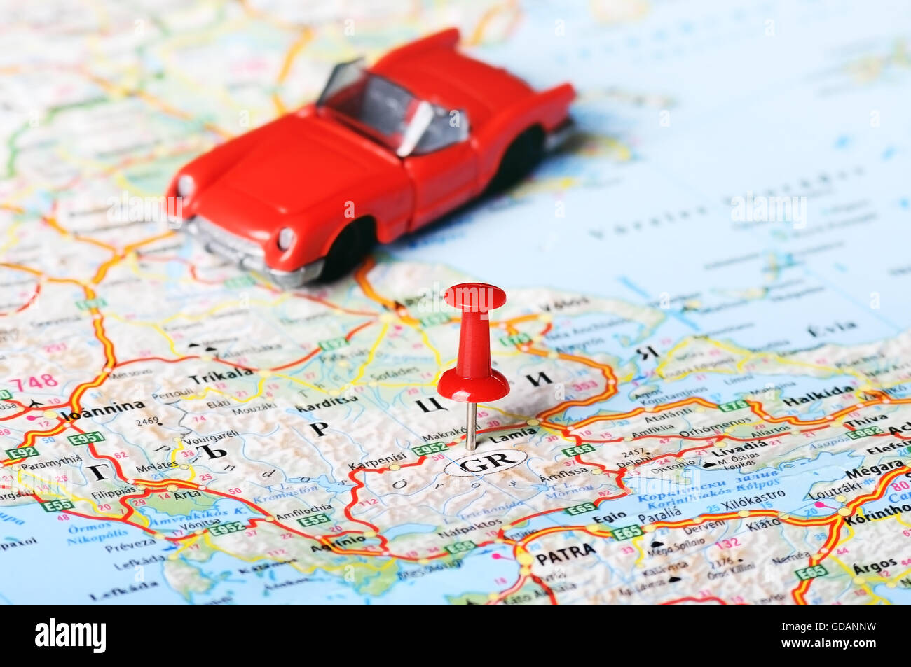 Chiudere la Grecia mappa rosso pin e il giocattolo auto - Concetto di viaggio Foto Stock