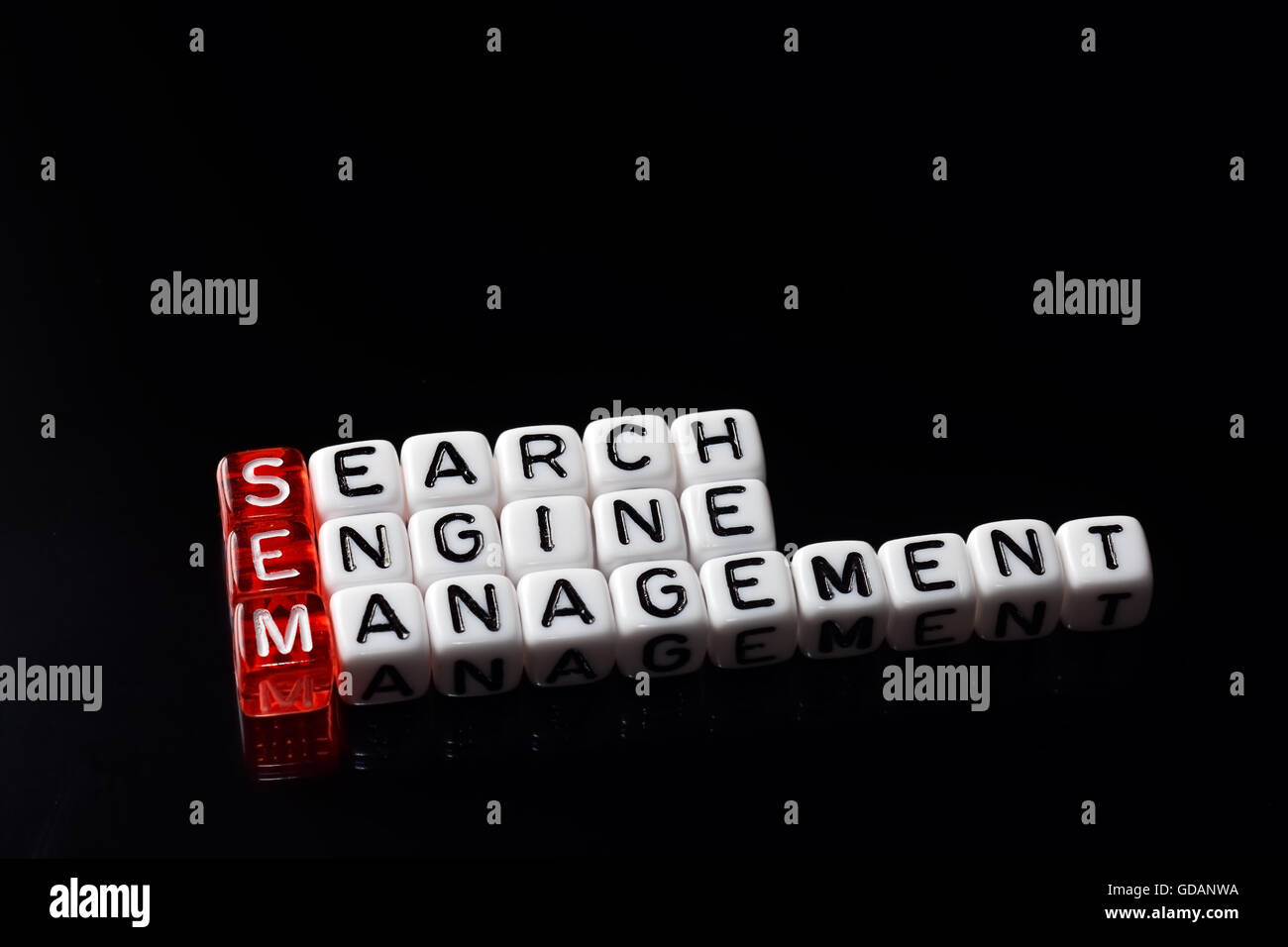 SEM Gestione dei motori di ricerca scritto su plinti su nero Foto Stock
