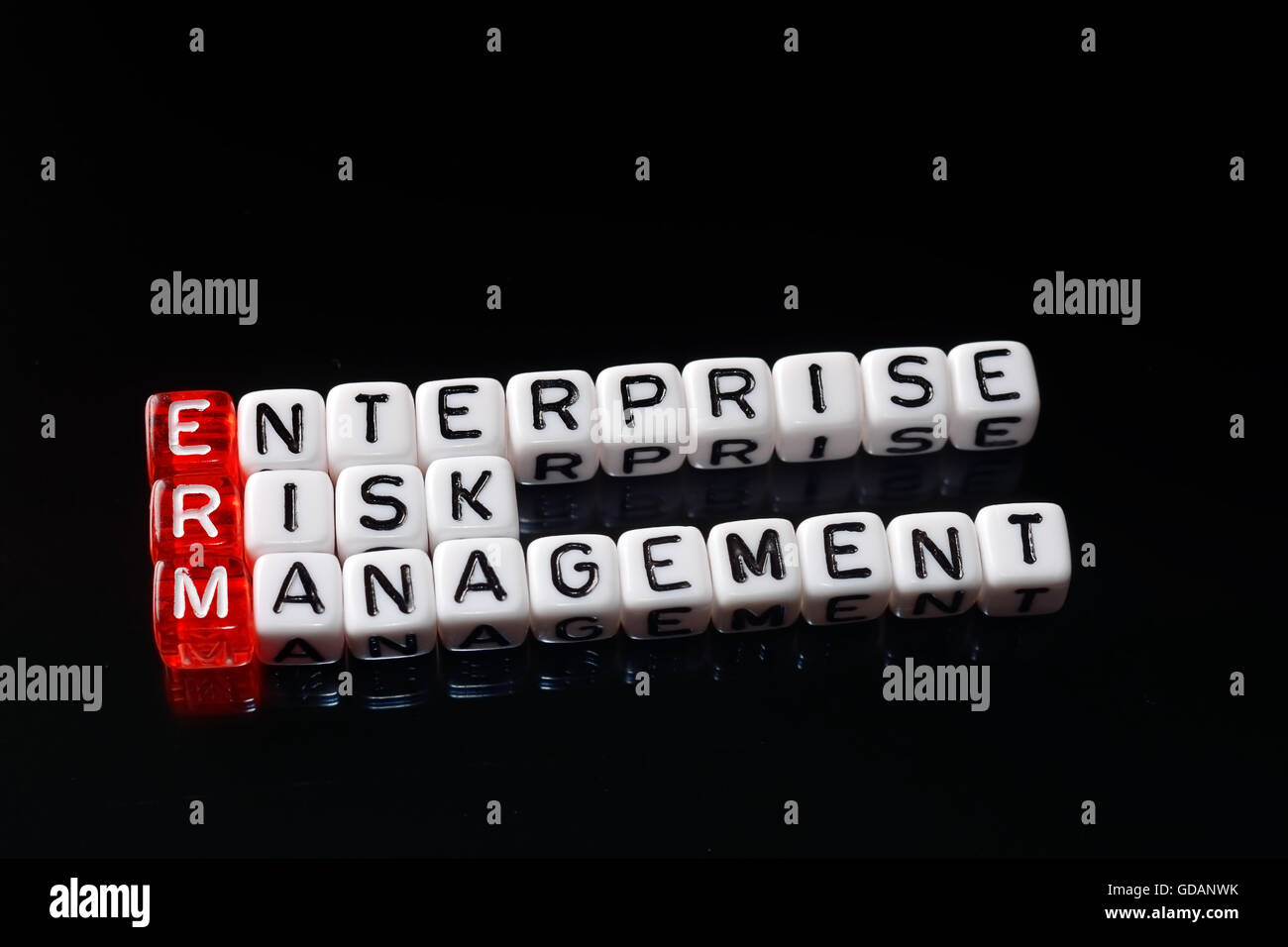 ERM Enterprise Risk Management redatto su plinti su sfondo nero Foto Stock