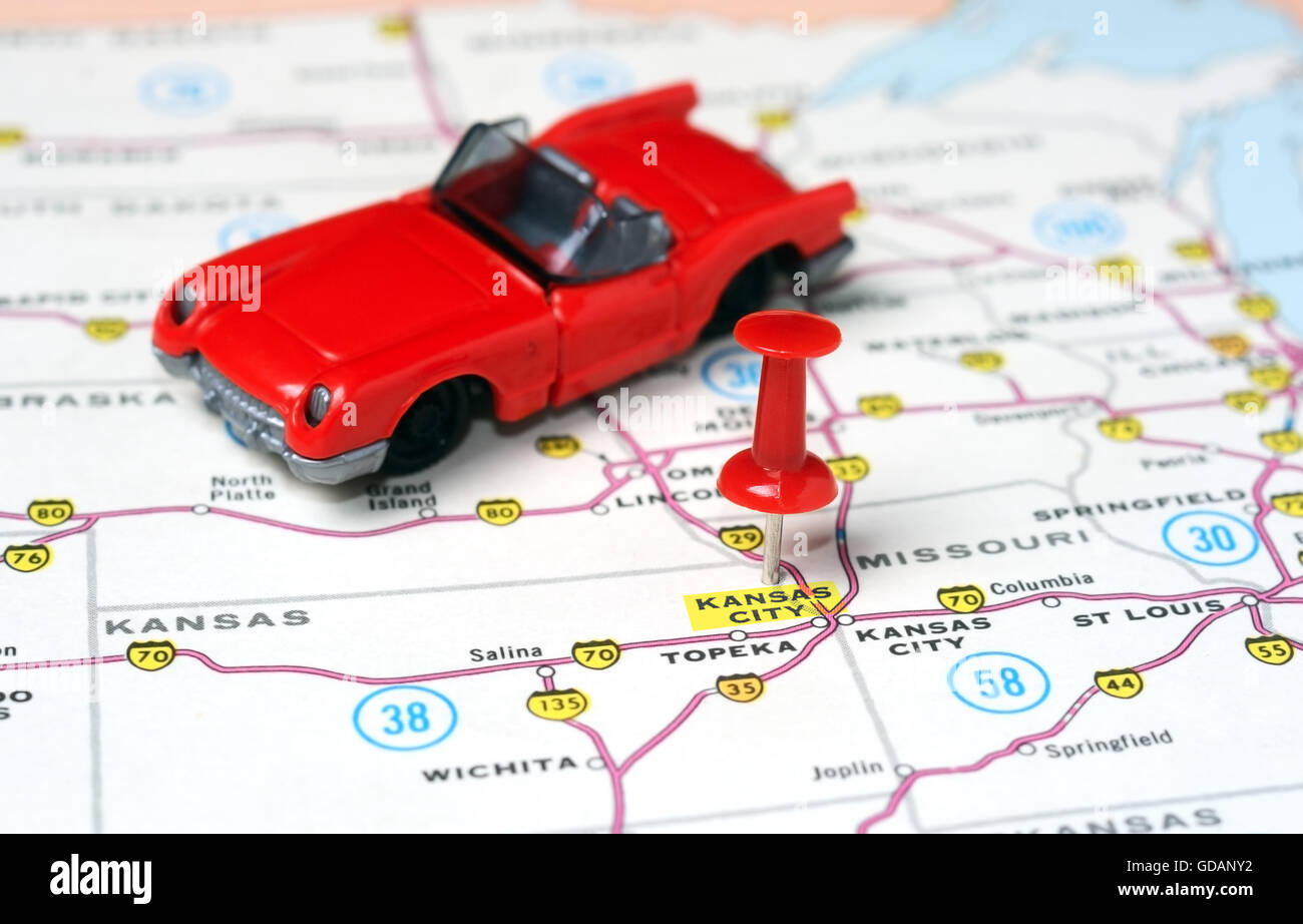 Close up Kansan City USA mappa con perno rosso e cabrio auto - Concetto di viaggio Foto Stock