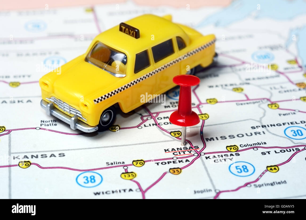 Close up Kansan City USA mappa con perno rosso e taxi auto - Concetto di viaggio Foto Stock
