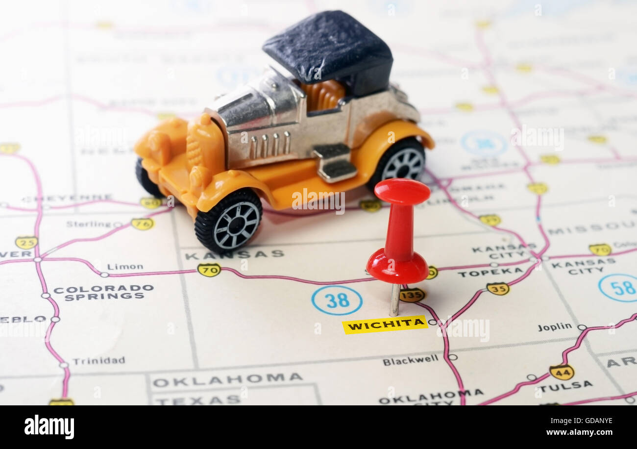 Close up di Wichita Kansas USA mappa con perno rosso e un retro auto - Concetto di viaggio Foto Stock