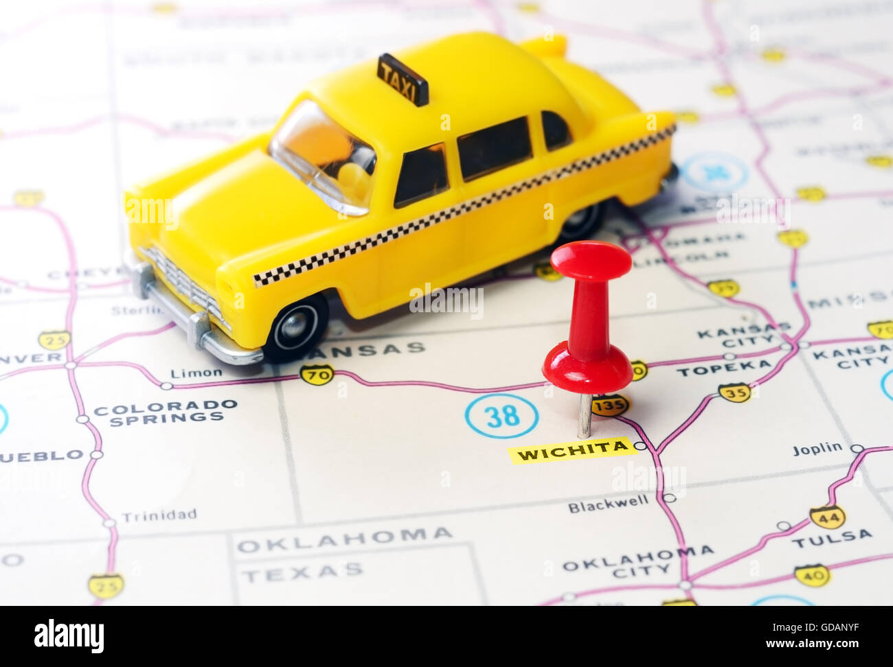 Close up di Wichita Kansas USA mappa con perno rosso e taxi auto - Concetto di viaggio Foto Stock