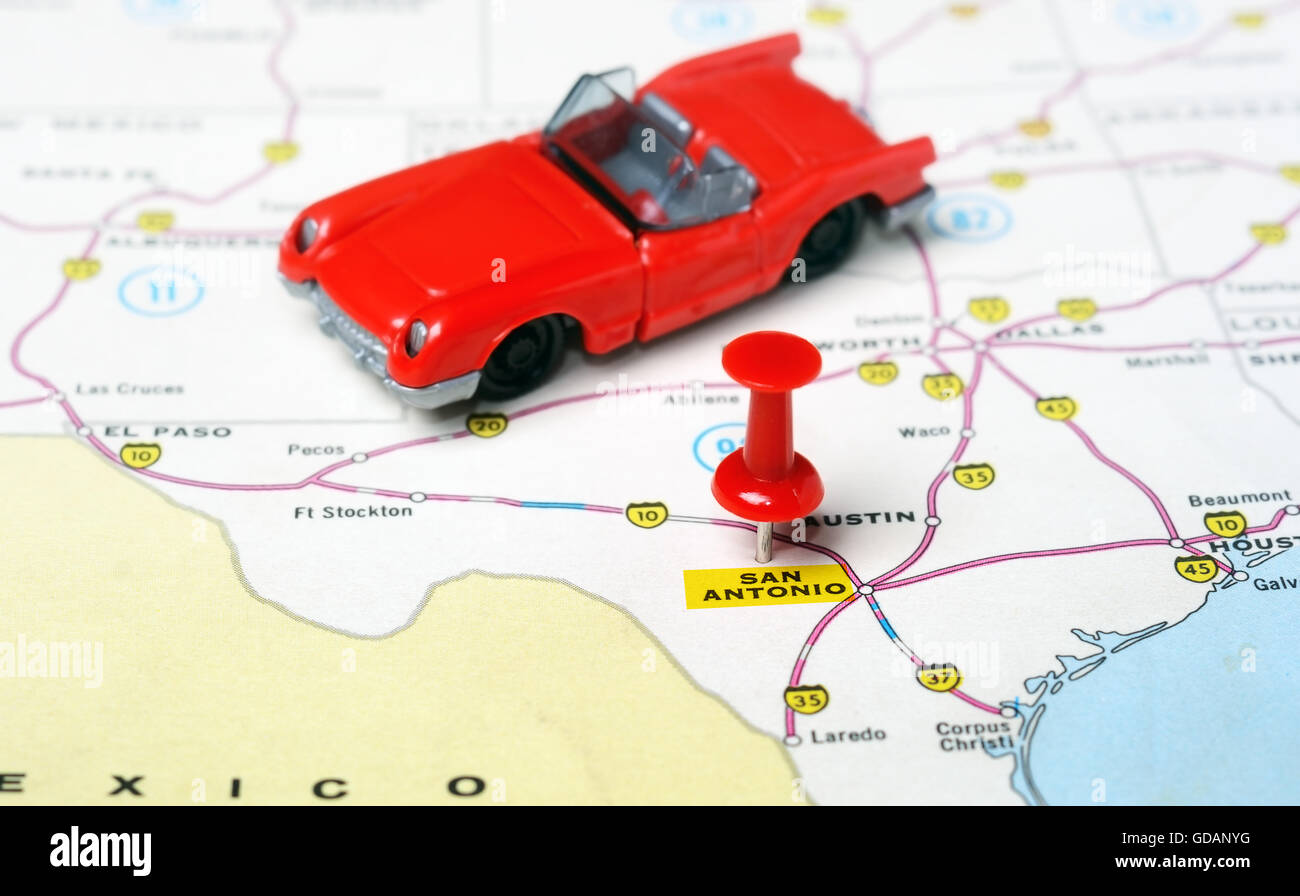 Close up di San Antonio Texas USA mappa con perno rosso e cabrio auto - Concetto di viaggio Foto Stock
