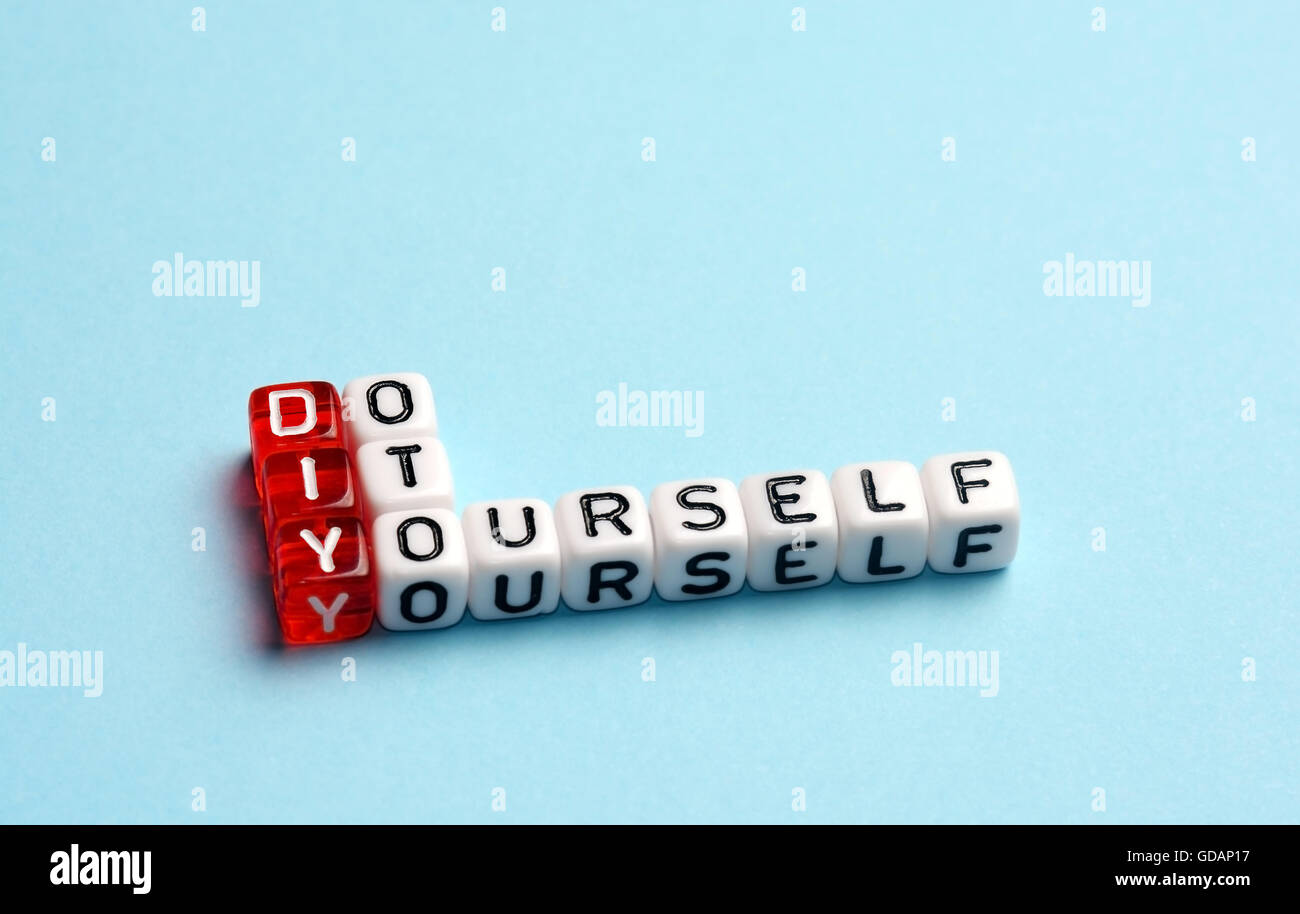 DIY Do It Yourself scritto su plinti su sfondo blu Foto Stock