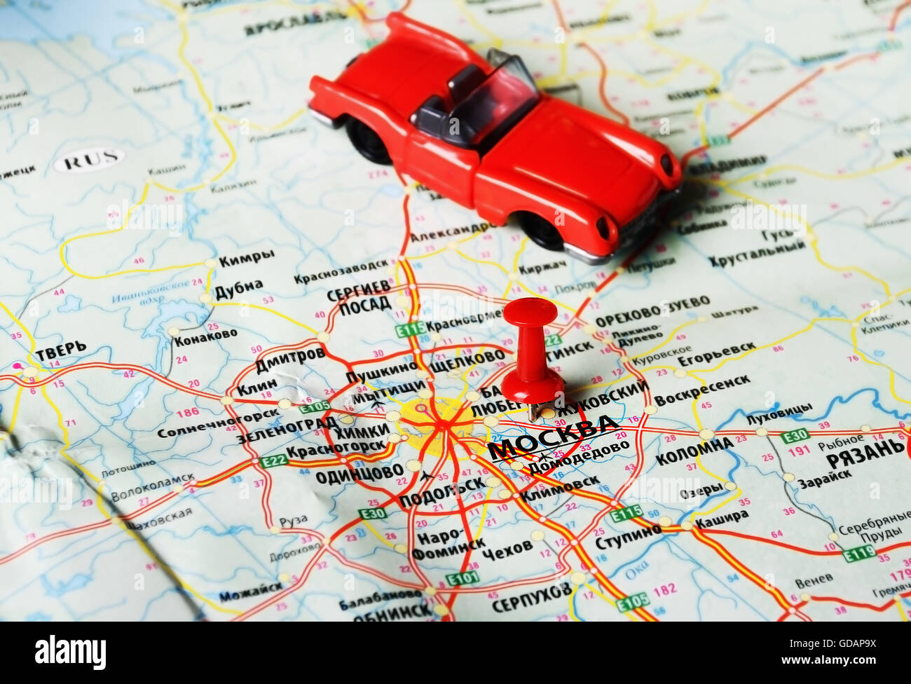 Close up di Mosca , Russia mappa perno rosso e cabrio auto Foto Stock