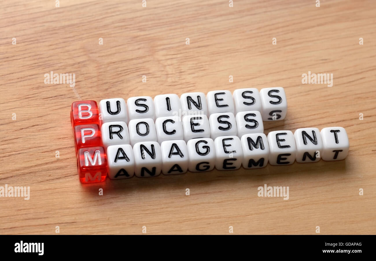 Il bpm business process management su plinti su sfondo di legno Foto Stock