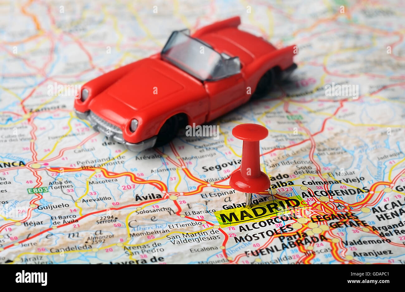 Close up di Madrid , Spagna mappa perno rosso e auto - Concetto di viaggio Foto Stock