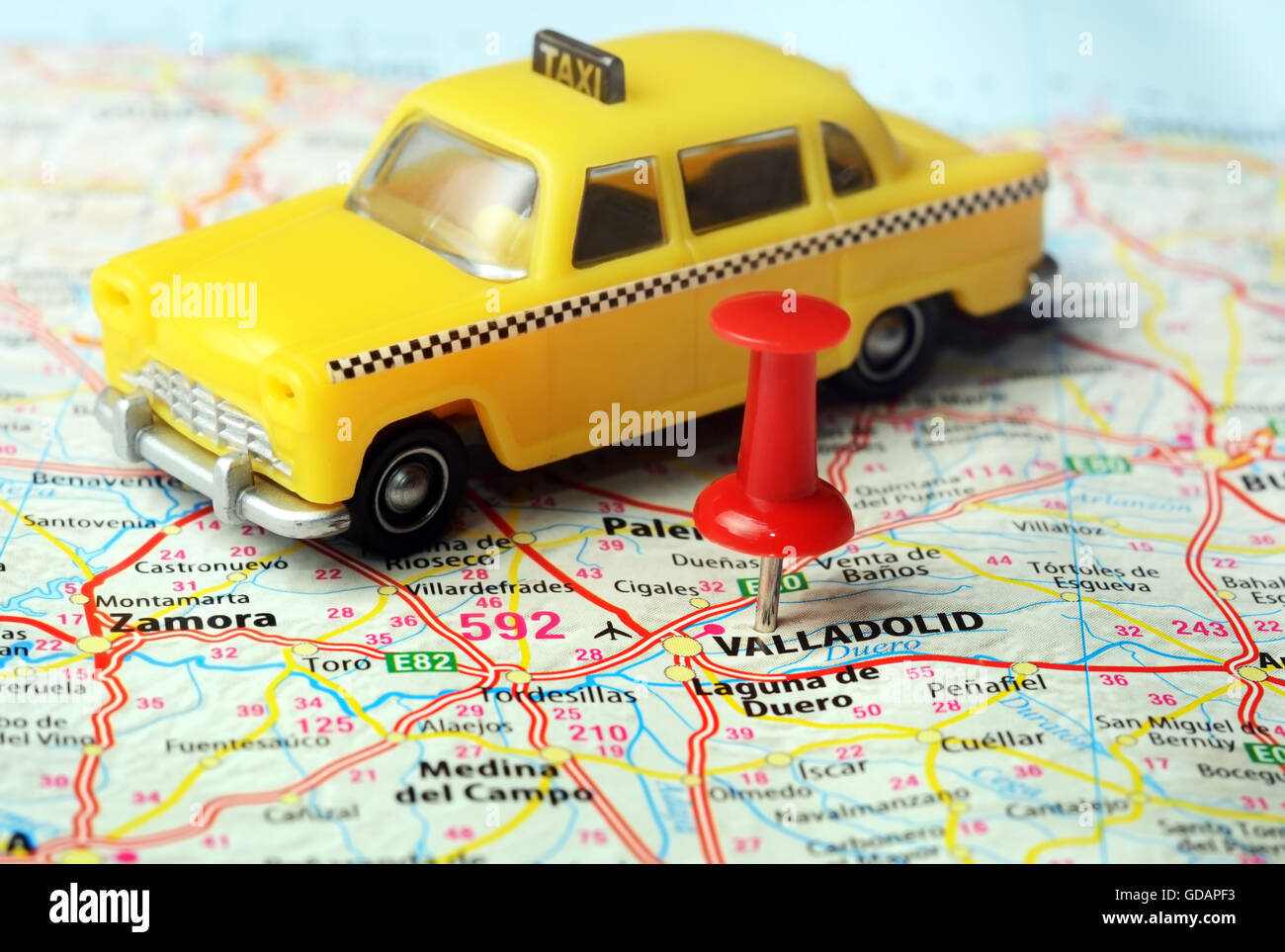 Close up di Valladolid ,Spagna mappa con perno rosso e taxi auto - Concetto di viaggio Foto Stock