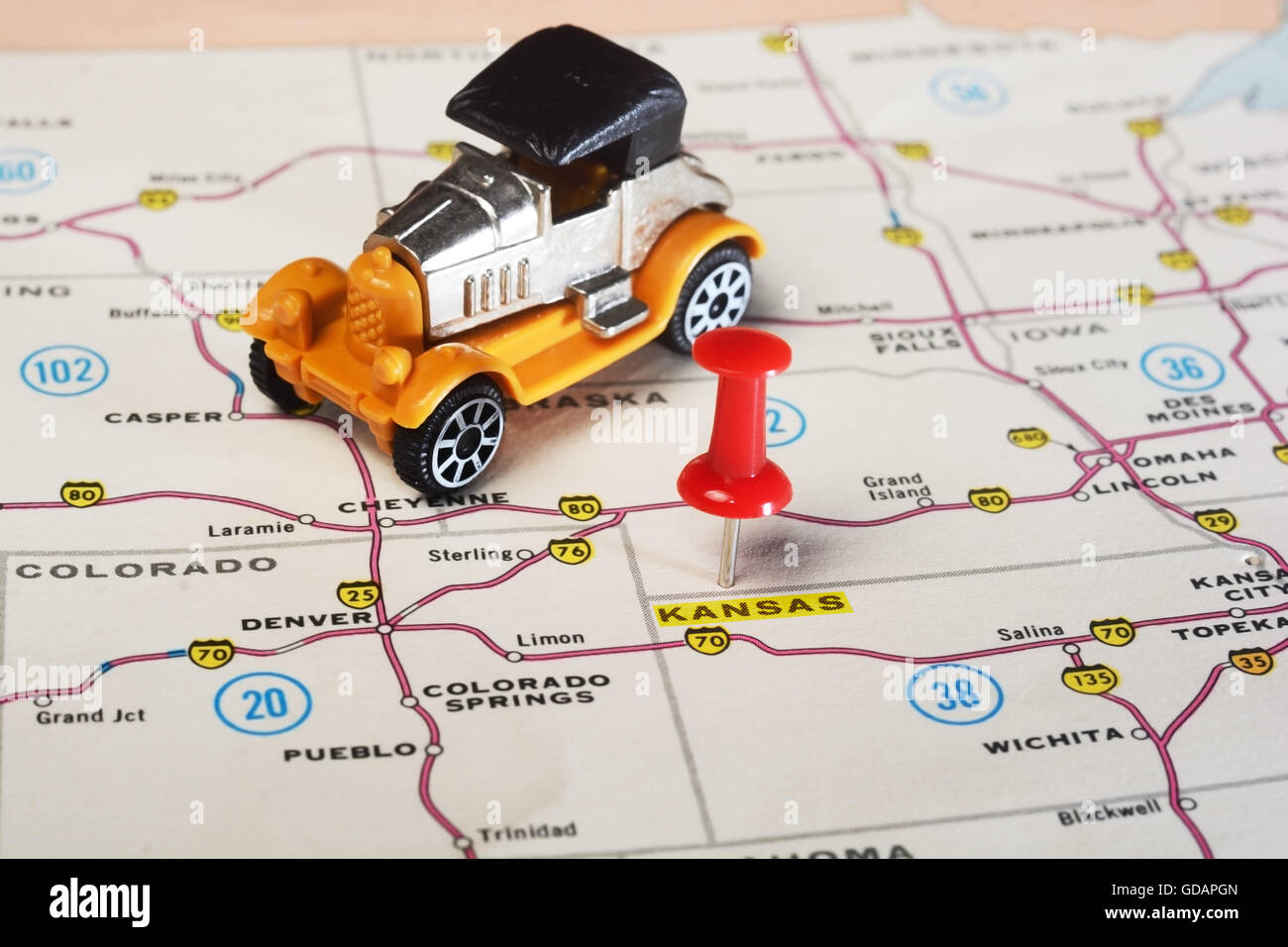 Close up di stato Kansan Mappa USA con perno rosso e retrò giocattolo auto - Concetto di viaggio Foto Stock