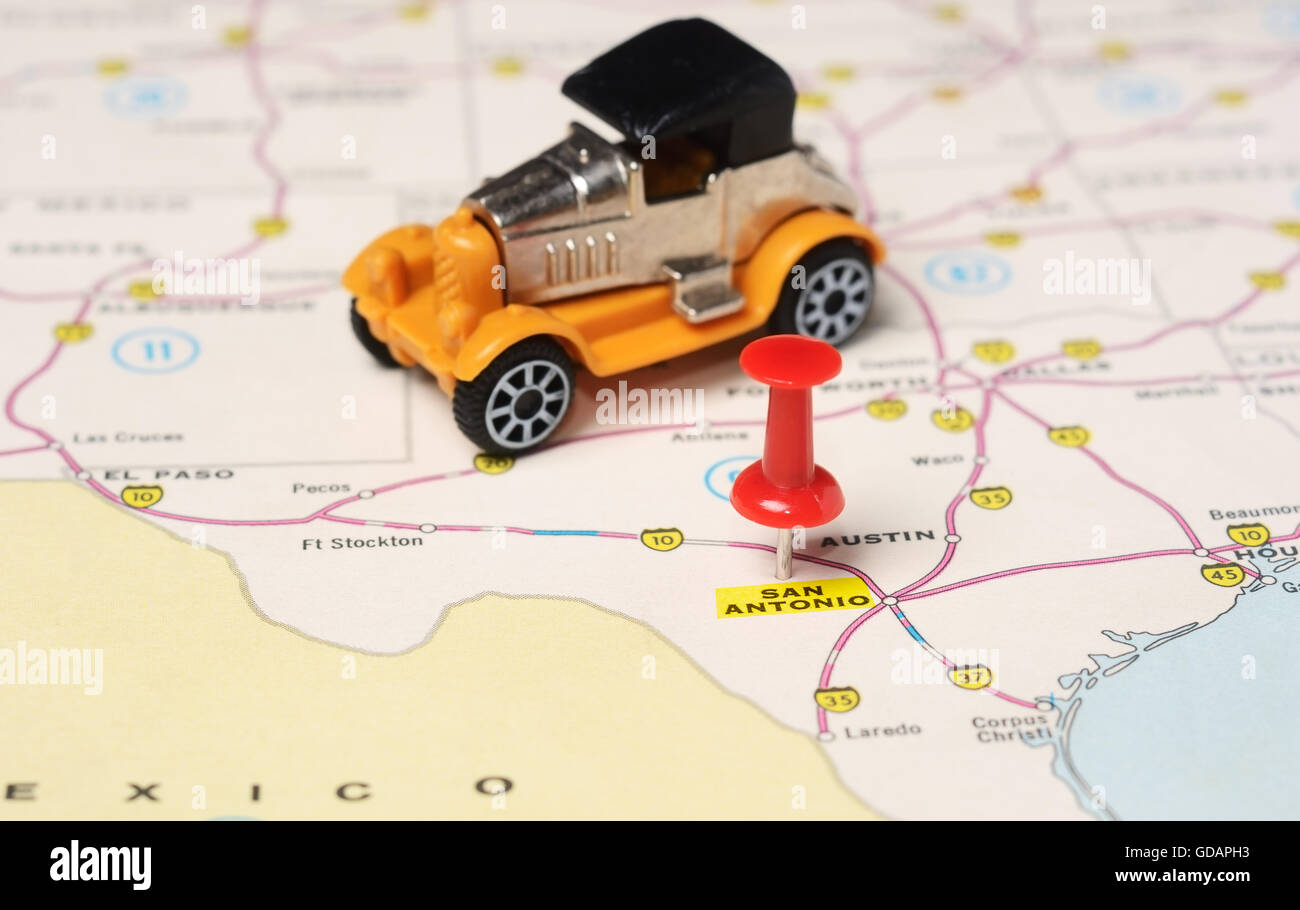Close up di San Antonio - USA mappa con perno rosso e retrò giocattolo auto - Concetto di viaggio Foto Stock