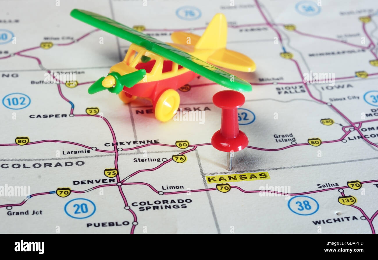 Close up di stato Kansan Mappa USA con perno rosso e aereo - Concetto di viaggio Foto Stock