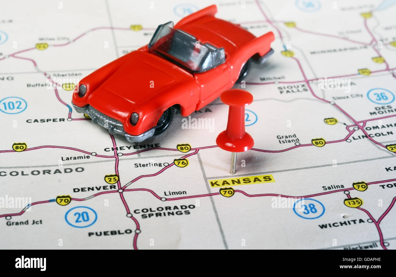 Close up di stato Kansan Mappa USA con perno rosso e cabrio auto - Concetto di viaggio Foto Stock