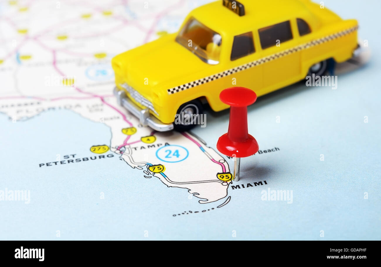 Close up di Miami USA mappa con perno rosso e taxi auto - Concetto di viaggio Foto Stock