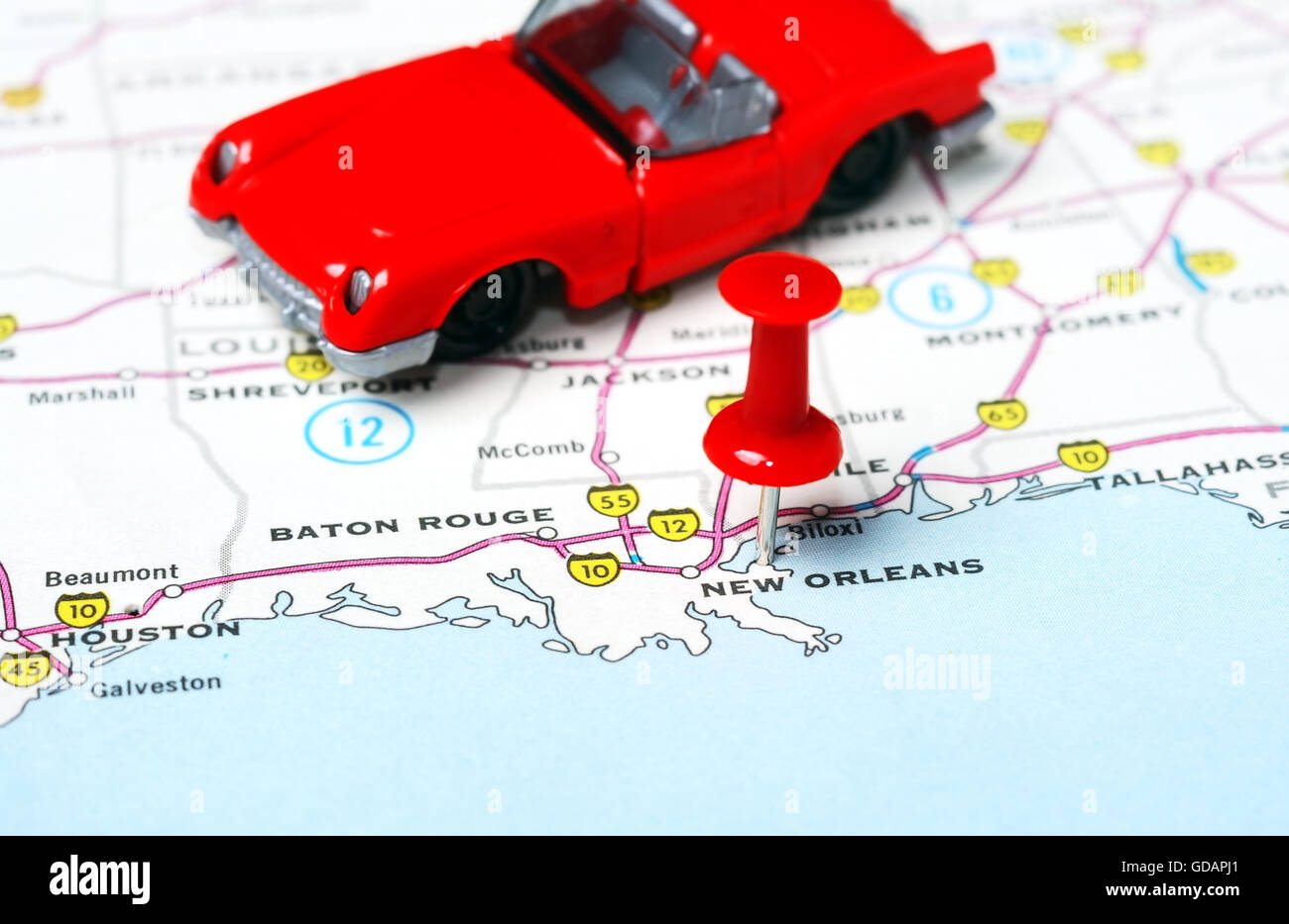 Close up di New Orleans USA mappa con perno rosso e auto sportive - Concetto di viaggio Foto Stock