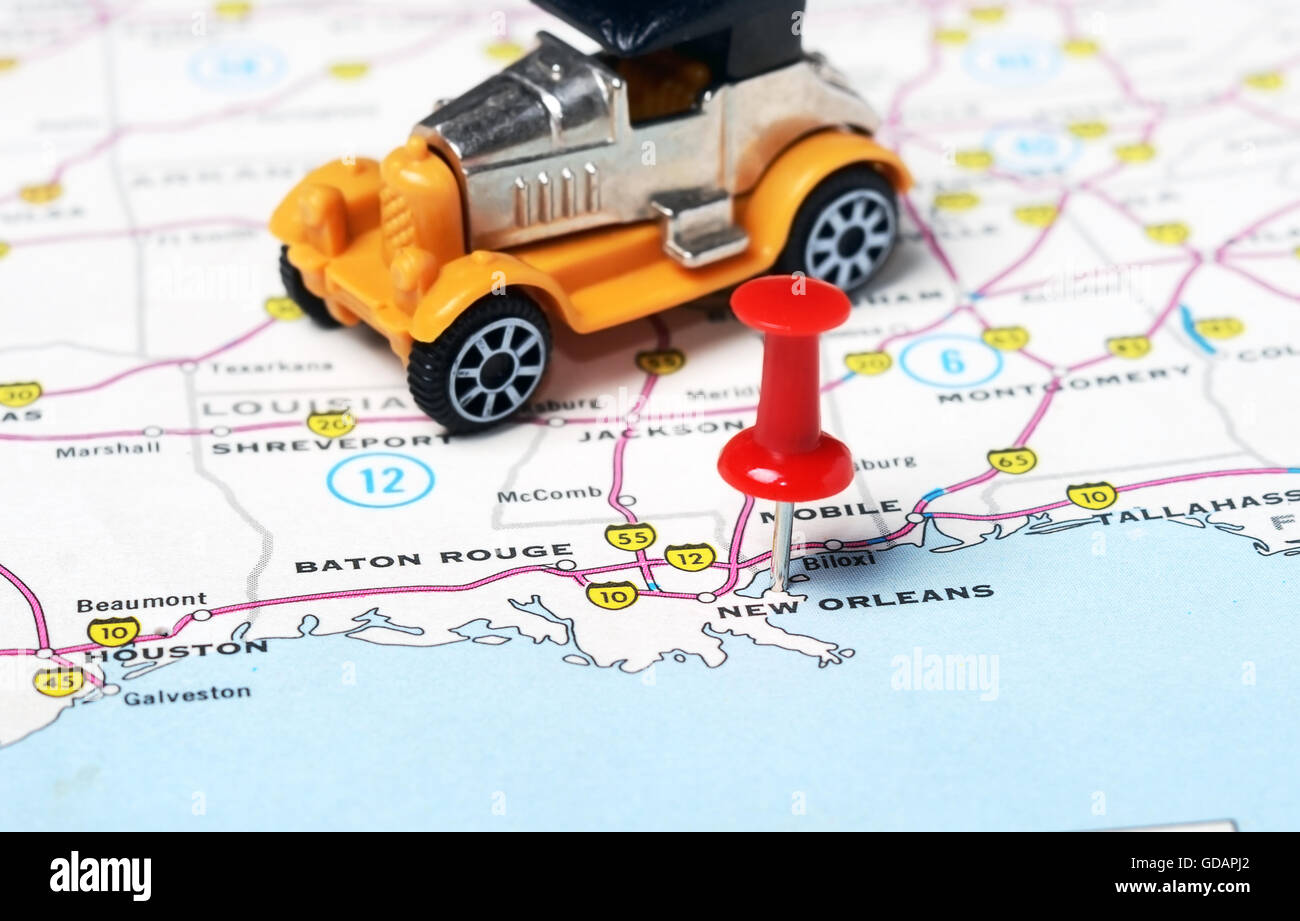 Close up di New Orleans USA mappa con perno rosso e retrò giocattolo auto - Concetto di viaggio Foto Stock