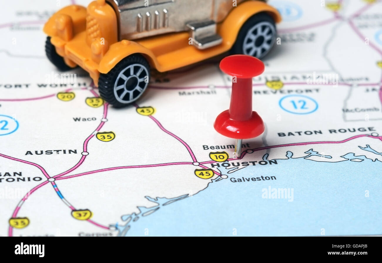 Close up di Houston USA mappa con perno rosso e retrò giocattolo auto - Concetto di viaggio Foto Stock