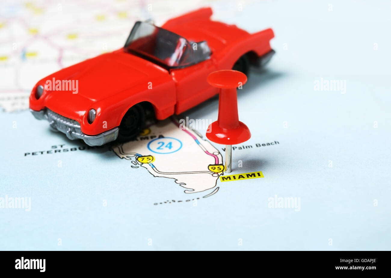 Close up di Miami USA mappa con perno rosso e auto - Concetto di viaggio Foto Stock