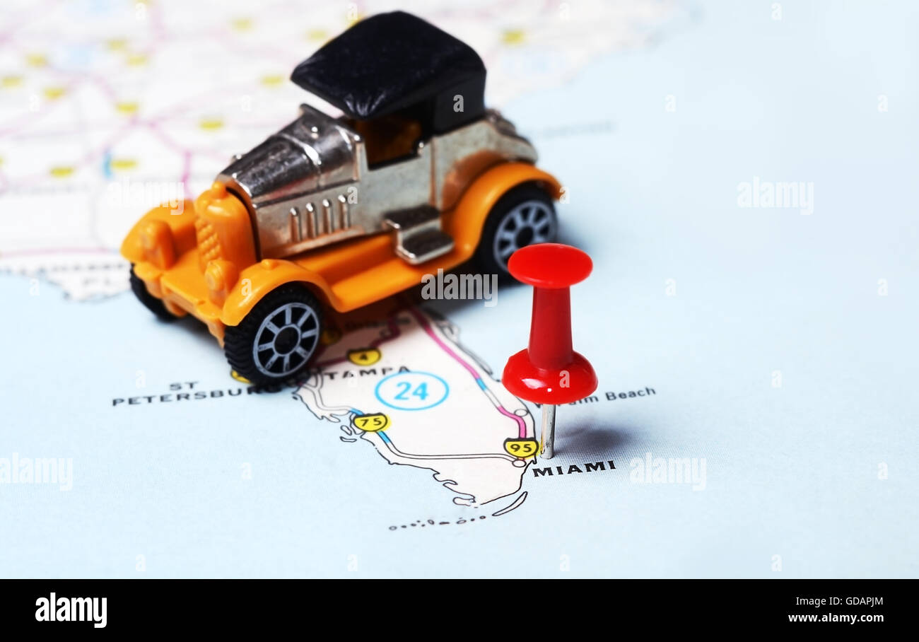 Close up di Miami USA mappa con perno rosso e retrò giocattolo auto - Concetto di viaggio Foto Stock