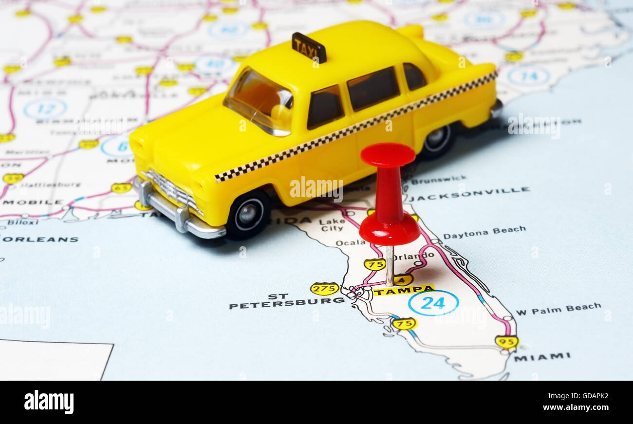 Close up di Tampa Florida USA mappa con perno rosso e taxi toy - Concetto di viaggio Foto Stock