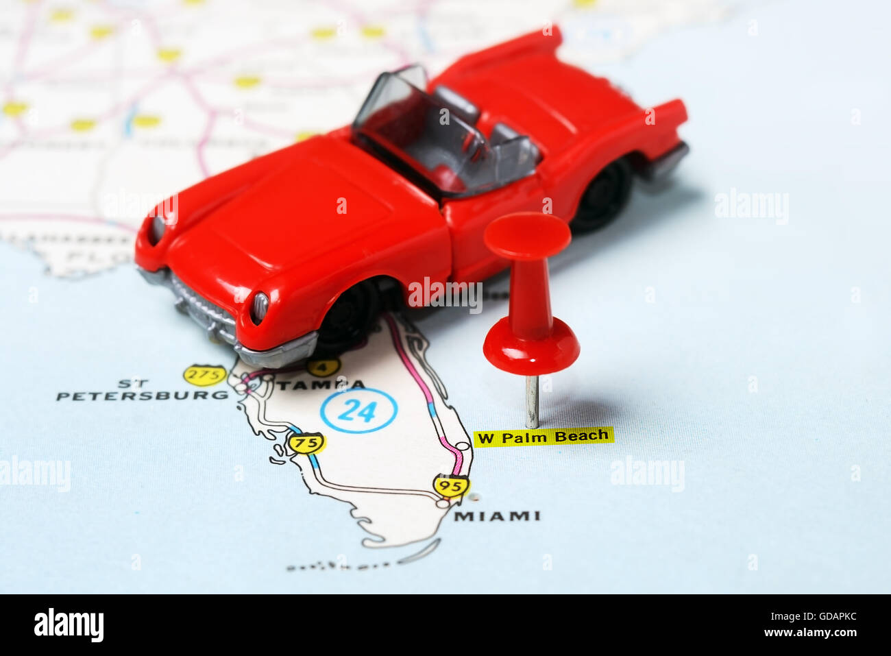 Close up di Palm Beach Mappa USA con perno rosso e auto - Concetto di viaggio Foto Stock