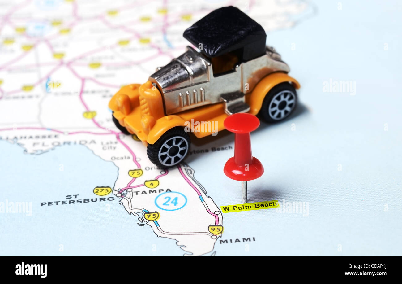 Close up di Palm Beach Mappa USA con perno rosso e auto retrò - Concetto di viaggio Foto Stock