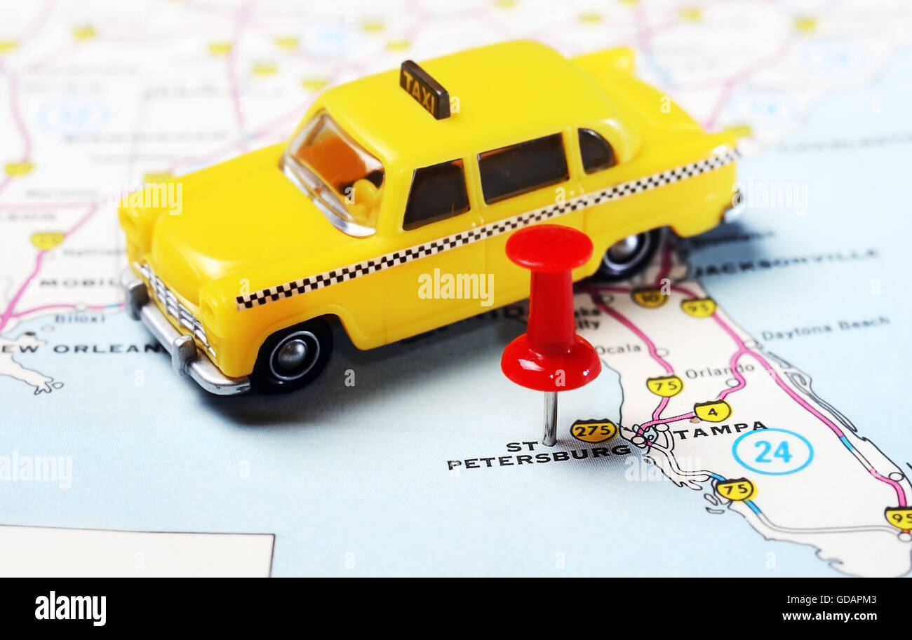 Close up di St Petersburg Florida USA mappa con perno rosso e taxi auto - Concetto di viaggio Foto Stock