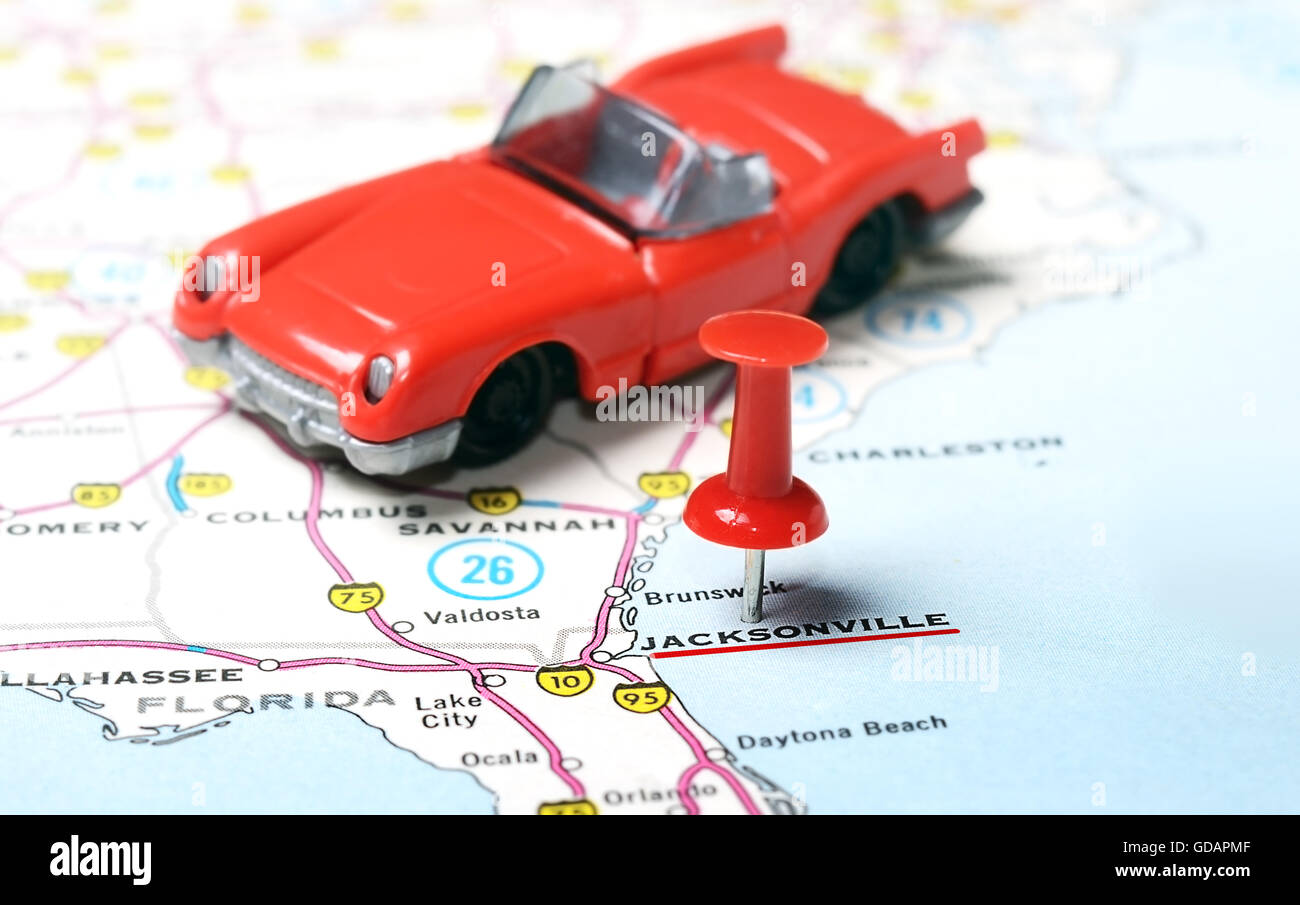 Close up di Jacksonville in Florida USA mappa con perno rosso e auto giocattolo - Concetto di viaggio Foto Stock