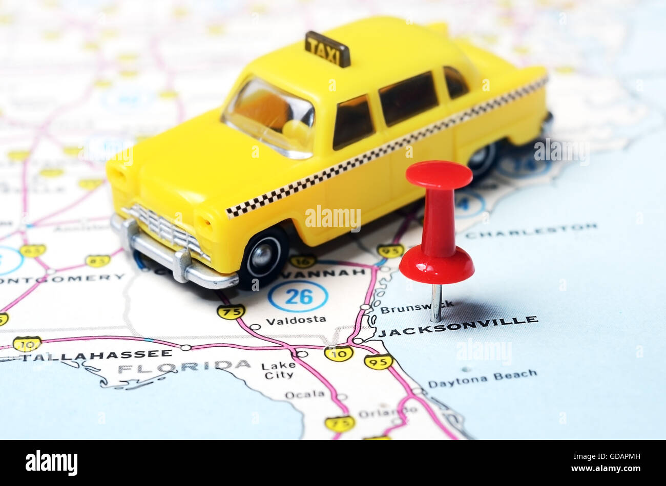 Close up di Jacksonville in Florida USA mappa con perno rosso e un taxi auto - Concetto di viaggio Foto Stock