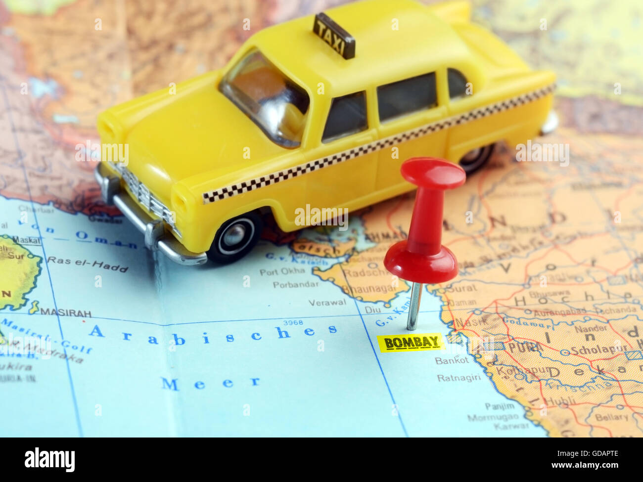 Close up di Bombay in India mappa con perno rosso e taxi auto - Concetto di viaggio Foto Stock