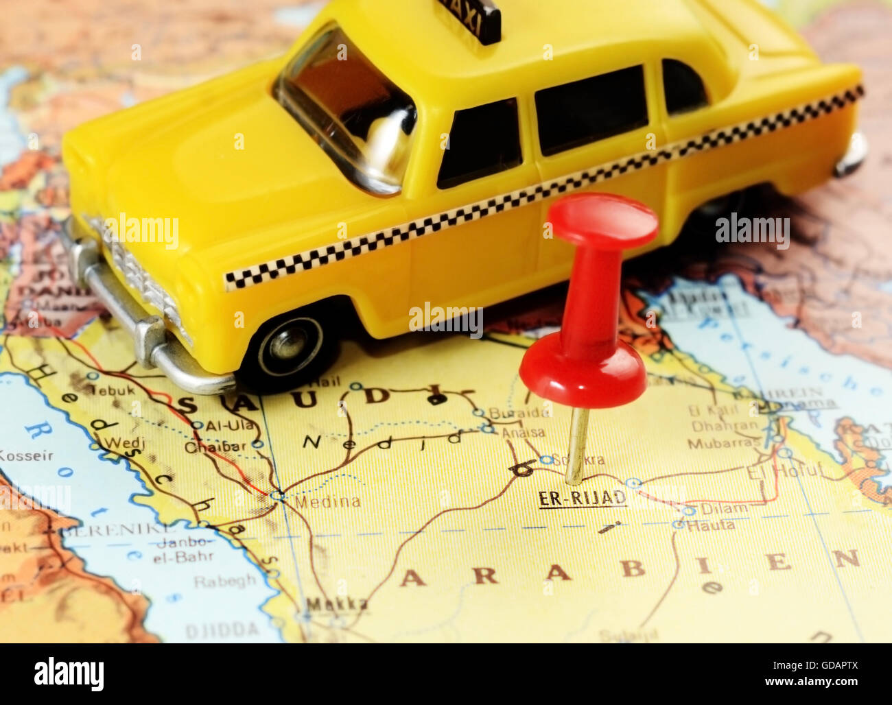 Close up di Er Riyadh, Arabia Saudita mappa con perno rosso e un taxi auto - Concetto di viaggio Foto Stock