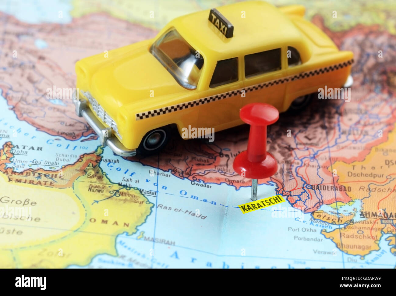 Close up di Karachi in Pakistan mappa con perno rosso e taxi auto - Concetto di viaggio Foto Stock