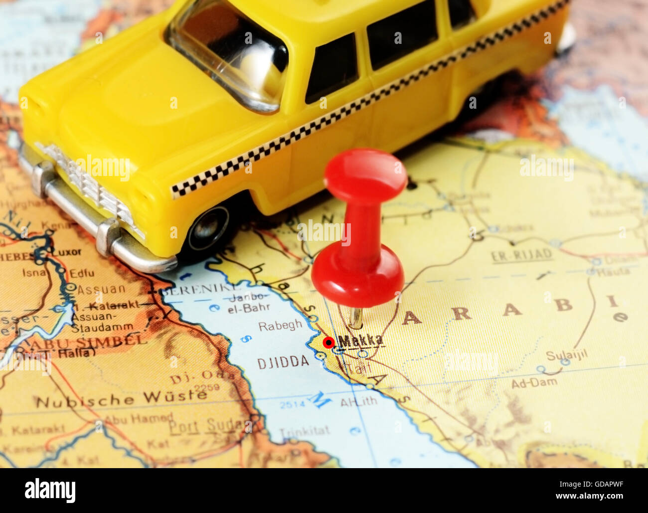 Close up della Mecca,l'Arabia Saudita mappa con perno rosso e taxi auto - Concetto di viaggio Foto Stock