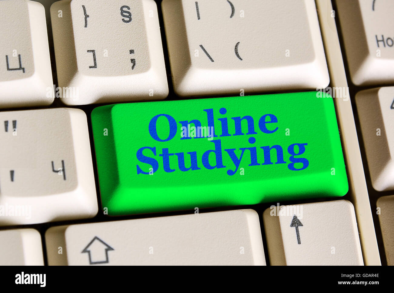 Il concetto di istruzione studiando online su verde pulsante tastiera. Foto Stock