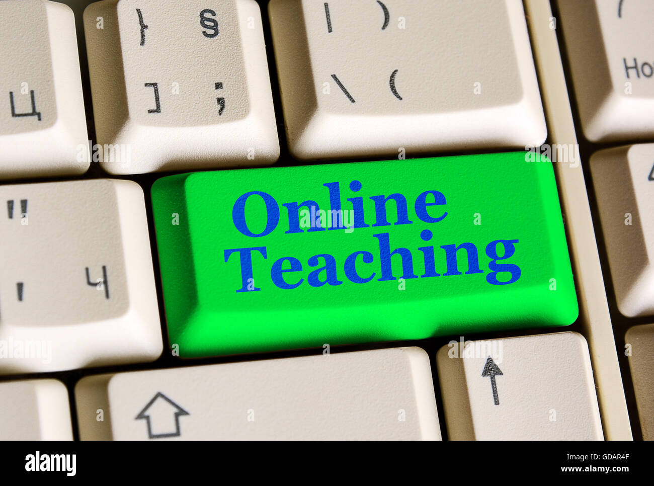 Il concetto di istruzione insegnamento online su verde pulsante tastiera. Foto Stock