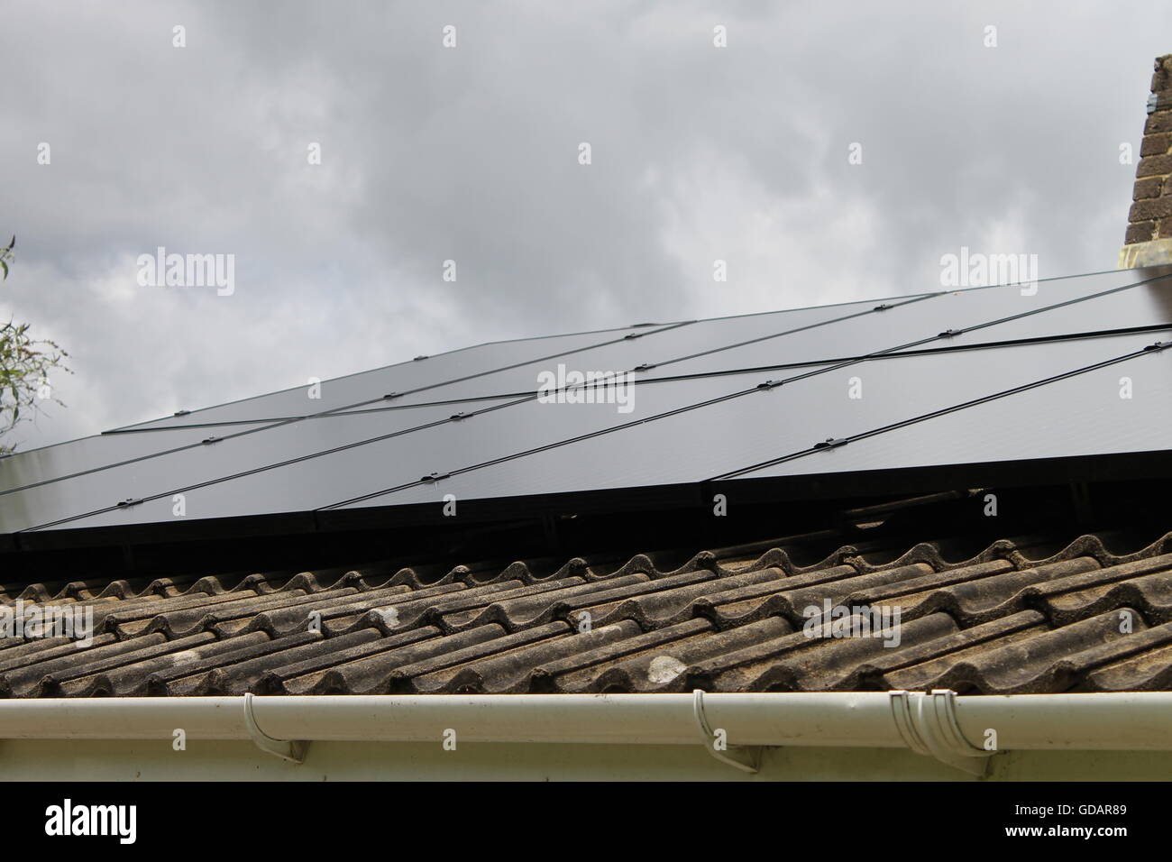 Pannelli solari, bungalow tetto, energia solare, quattro marchi, Hampshire Foto Stock