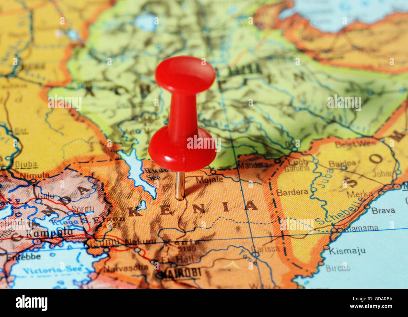 Close-up di una puntina rossa su una mappa di Kenia Africa - Concetto di viaggio Foto Stock