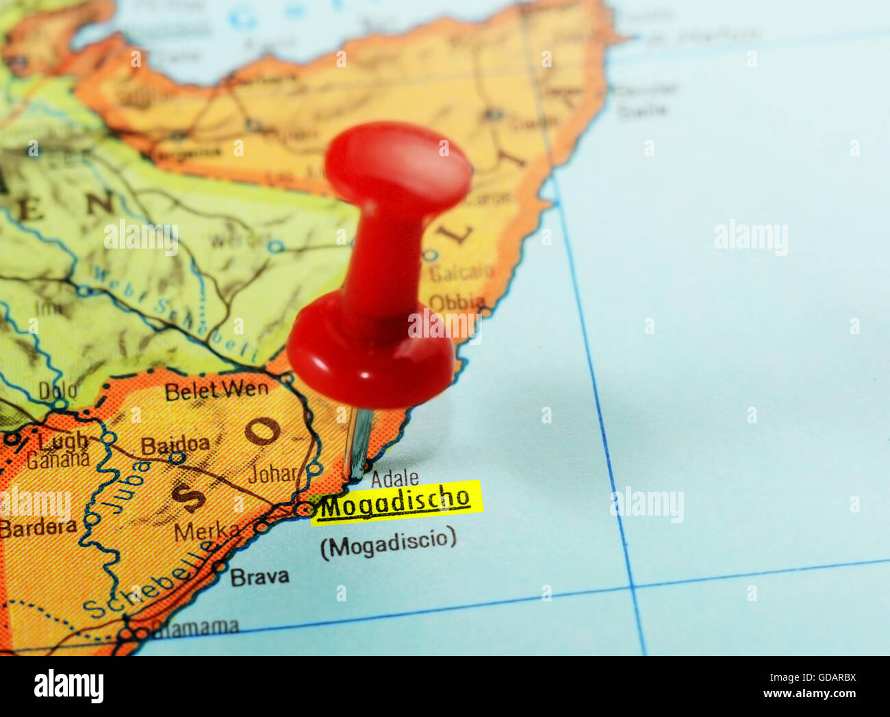 Close-up di una puntina rossa su una mappa di Mogadiscio, Somalia Africa - Concetto di viaggio Foto Stock