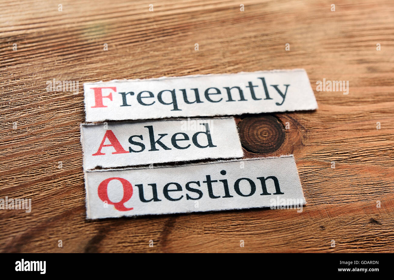 Domande frequenti (FAQ) concetto per il sito web service su legno Foto Stock