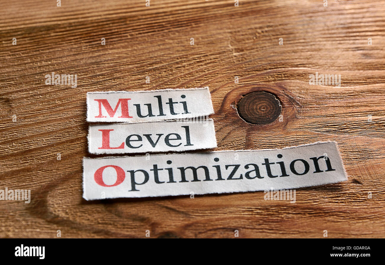 MLO- multi livello scritto di ottimizzazione su carta su sfondo di legno Foto Stock