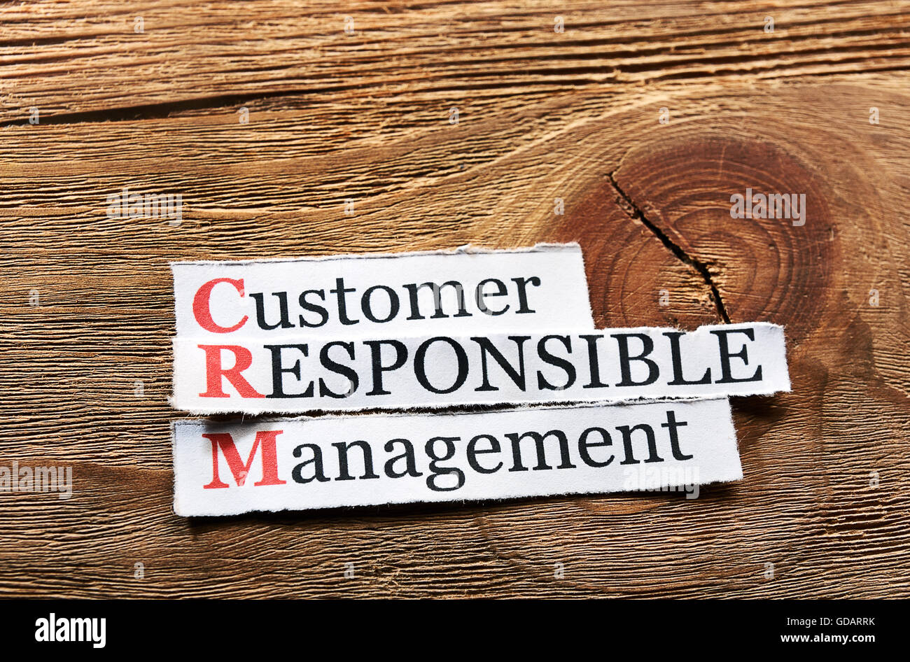 CRM - Il Cliente responsabile gestione scritto su carta su legno Foto Stock