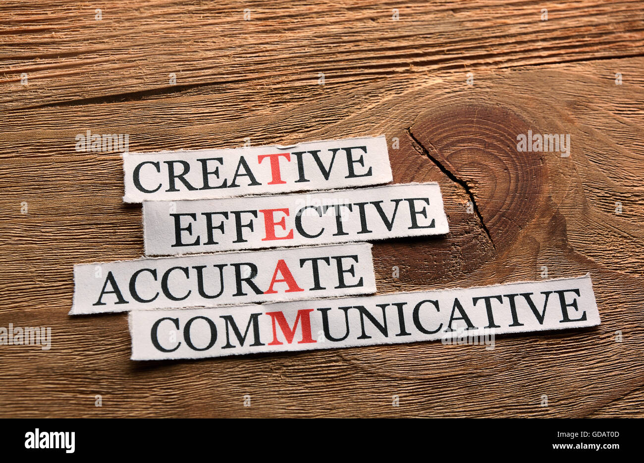 Acronimo di squadra nel concetto di business, parole sulla carta tagliata su legno Foto Stock