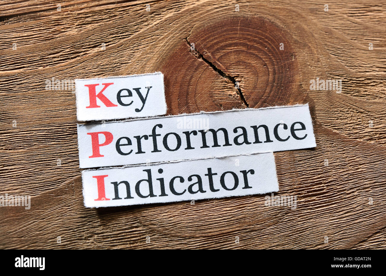 Indicatore di prestazioni chiave, KPI su carta su sfondo di legno Foto Stock