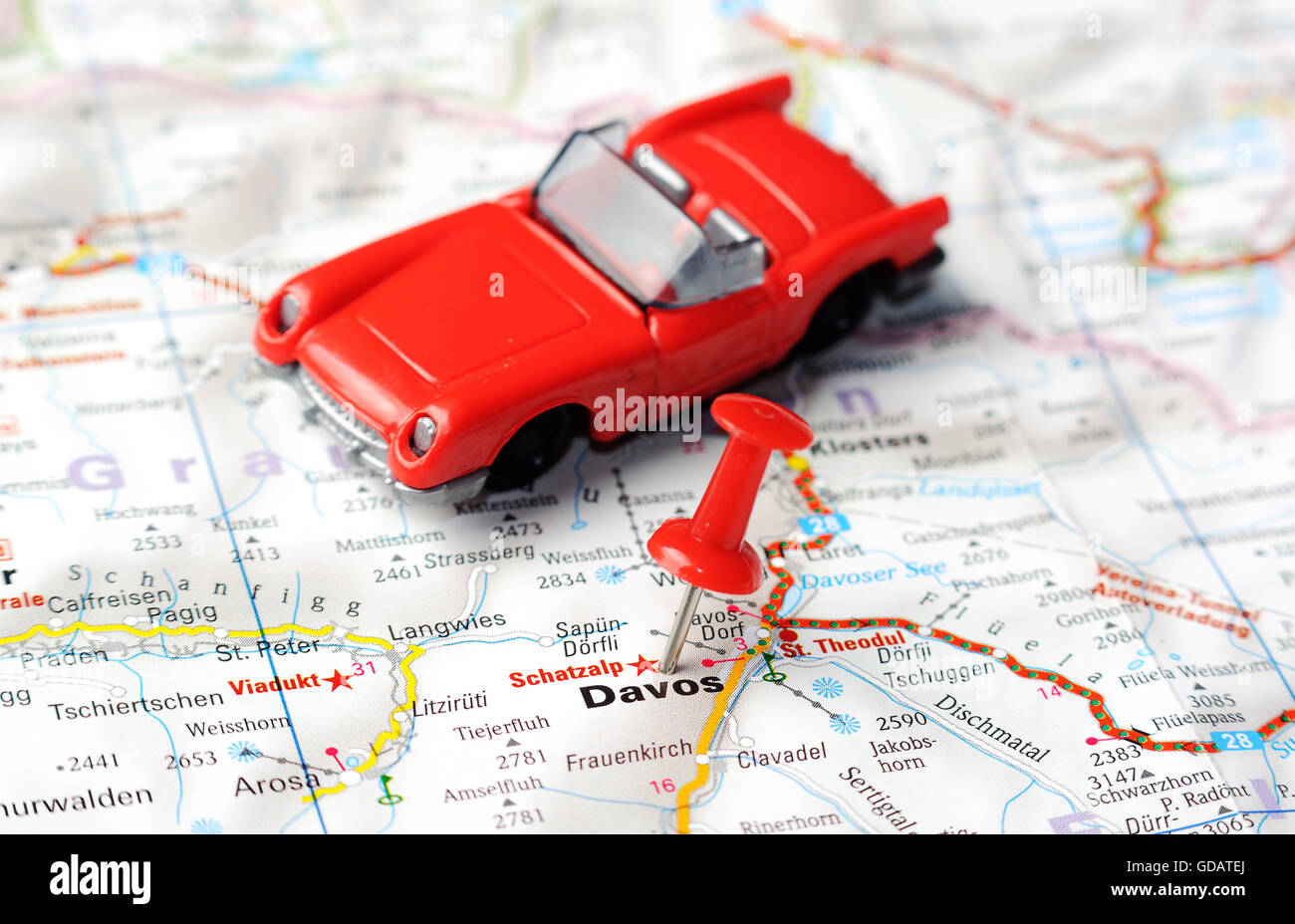 Close up di Davos, Swiss Map con perno rosso e auto - Concetto di viaggio Foto Stock