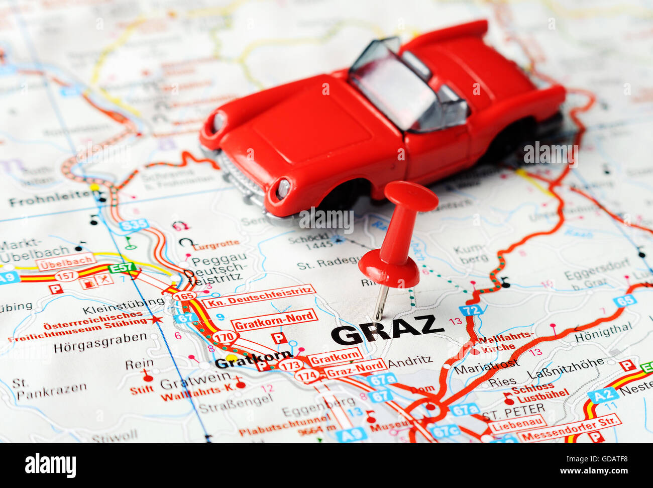 Close up di Graz , Austria mappa con perno rosso e un giocattolo auto - Concetto di viaggio Foto Stock