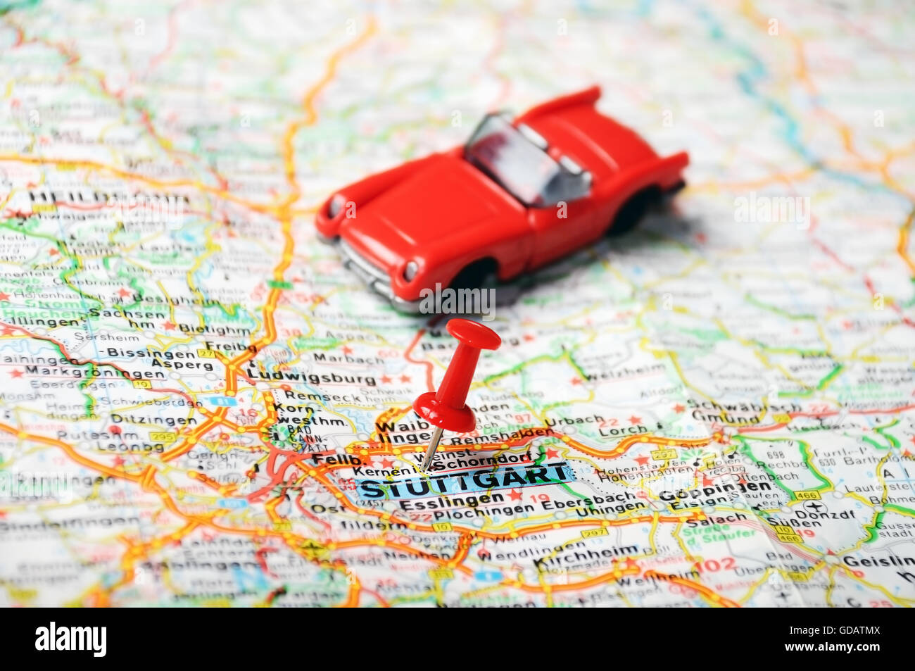 Close up di Stoccarda mappa con perno rosso e un auto - Concetto di viaggio Foto Stock
