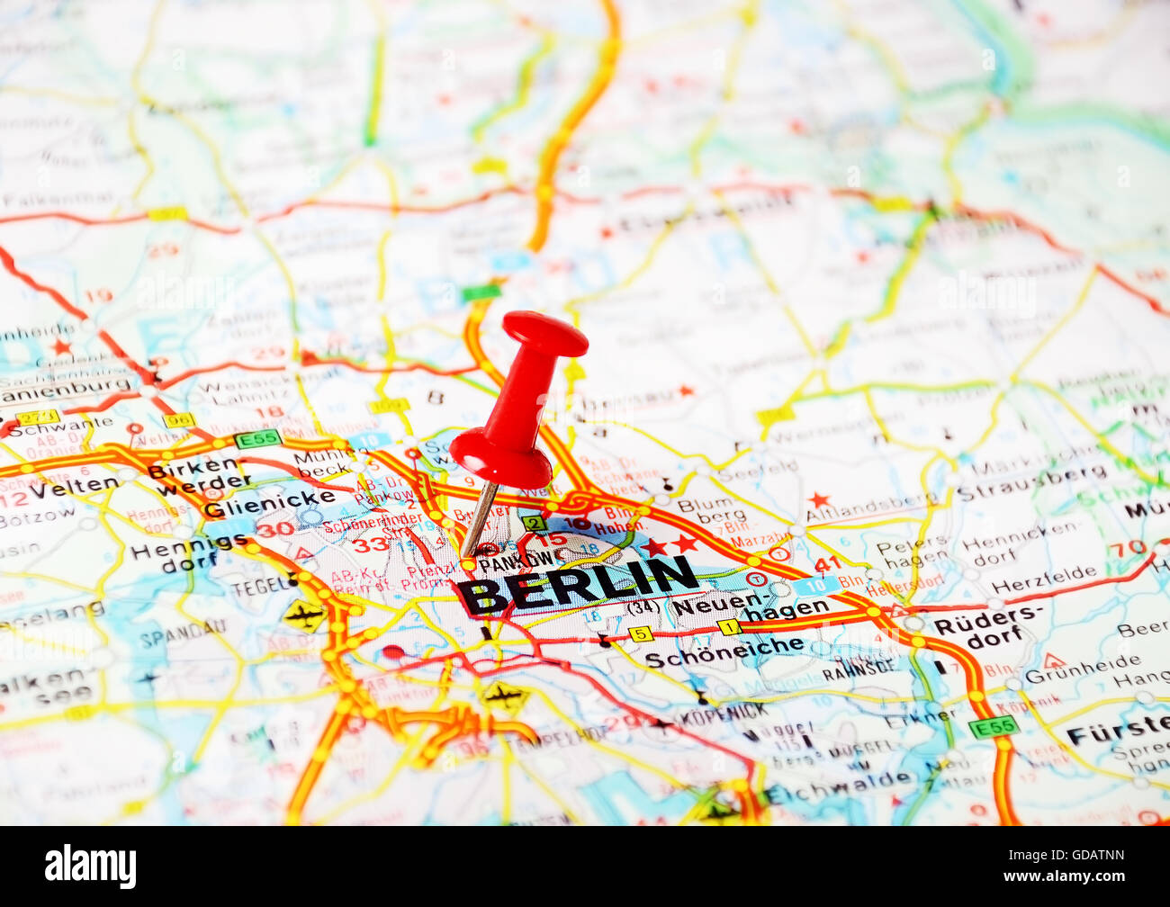 Close up di Berlino mappa con perno rosso - Concetto di viaggio Foto Stock